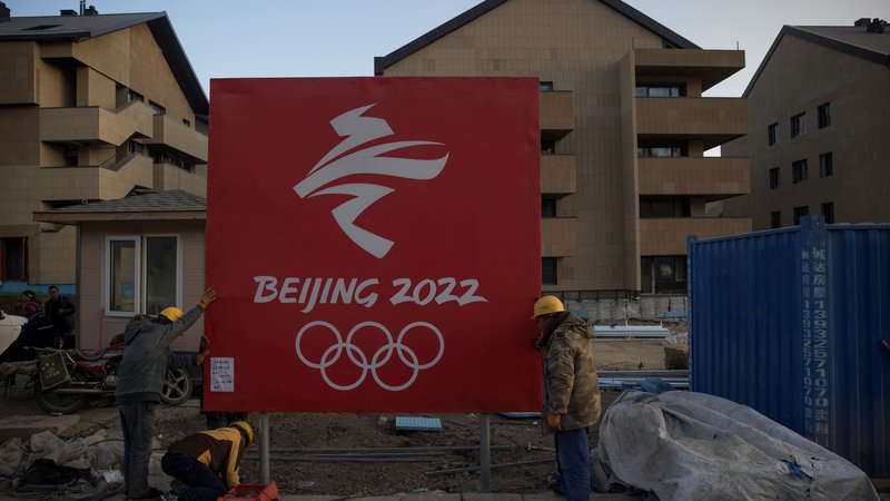 Fotografija: Zhangjiakou, kjer bodo nordijci, biatlonci in deskarji, se pripravlja na igre, na fotografiji urejanje olimpijske vasi. FOTO: Thomas Peter/Reuters