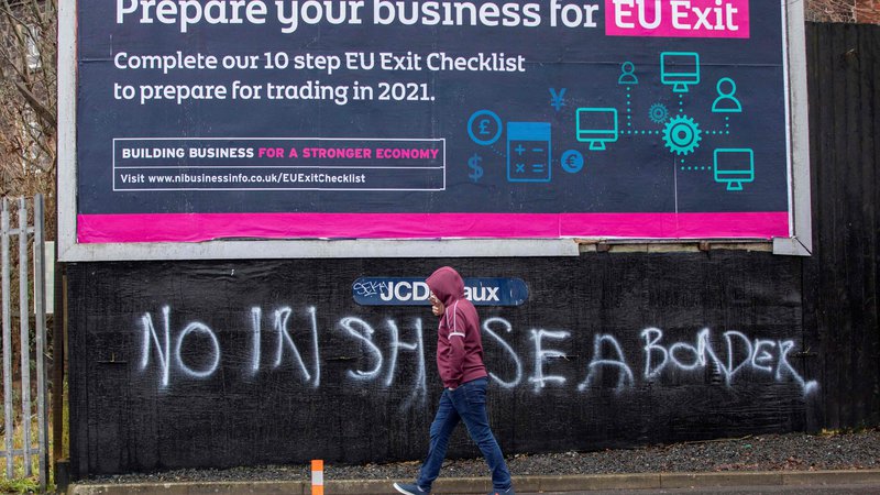 Fotografija: Grafit v vzhodnem Belfastu, kjer živijo večinoma unionisti, poziva k preprečitvi nastanka meje med Severno Irsko in drugimi deli Združenega kraljestva ob Irskem morju. Foto: Paul Faith/AFP