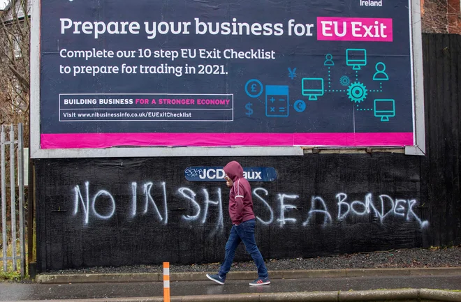 Grafit v vzhodnem Belfastu, kjer živijo večinoma unionisti, poziva k preprečitvi nastanka meje med Severno Irsko in drugimi deli Združenega kraljestva ob Irskem morju. Foto: Paul Faith/AFP