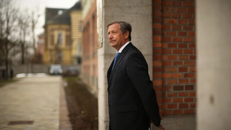 Fotografija: Erjavec je v izjavi v DZ spomnil na dvome, ki se pojavljajo v javnosti, ali bodo vsi štirje poslanci Desusa podprli nezaupnico. FOTO: Jure Eržen/Delo