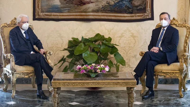 Fotografija: Predsednik italijanske republike Sergio Mattarella (levo) je sestavo nove vlade zaupal Mariu Draghiju. FOTO: Francesco Ammendola/AFP
