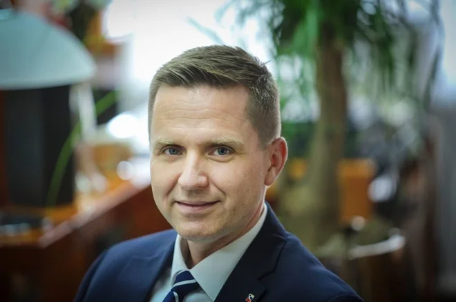 Na spletnih straneh državnega zbora, ki ga vodi predsednik Igor Zorčič, so pred glasovanjem o konstruktivni nezaupnici objavili zanimiv pregled ureditve tajnih glasovanj v tujini. FOTO: Jože Suhadolnik/Delo