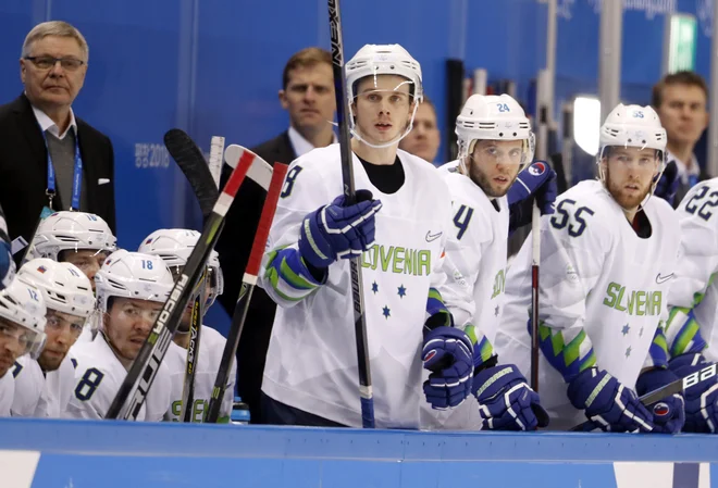 Slovenski hokejisti (v ospredju Žiga Jeglič, Rok Tičar in Robert Sabolič) bi radi tretjič zapored nastopili na olimpijskem turnirju. FOTO: Matej Družnik/Delo