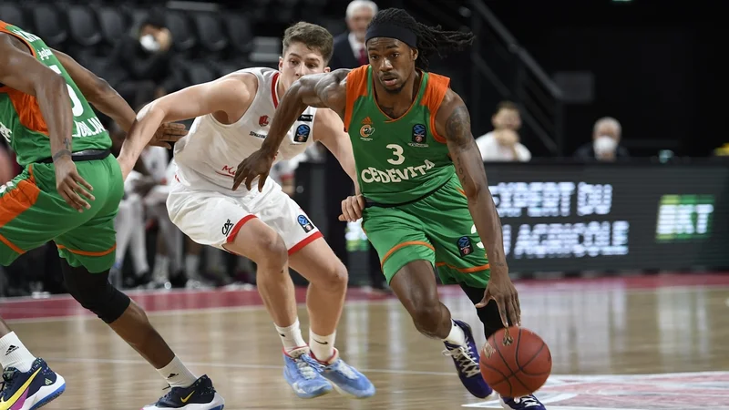 Kendrick Perry je bil še enkrat prehiter za tekmečeve košarkarje. FOTO: EuroCup
