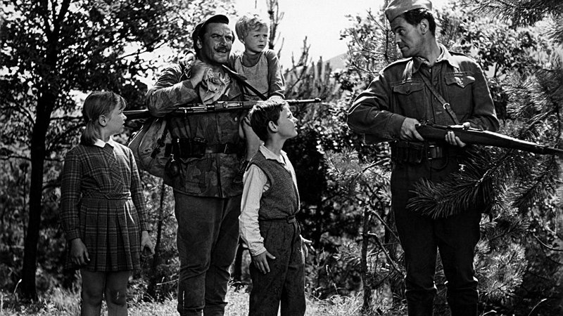 Fotografija: V Štigličevem filmu Ne joči, Peter je ­Sotlar upodobil partizanskega minerja­ Lovra (levo), ki mora s tovarišem Danetom (Lojze Rozman) prepeljati na osvobojeno ozemlje tri otroke. FOTO: Arhiv SFC