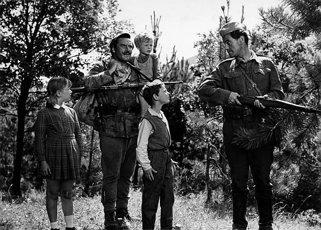 V Štigličevem filmu <em>Ne joči, Peter</em> je &shy;Sotlar upodobil partizanskega minerja&shy; Lovra (levo), ki mora s tovarišem Danetom (Lojze Rozman) prepeljati na osvobojeno ozemlje tri otroke. FOTO: Arhiv SFC