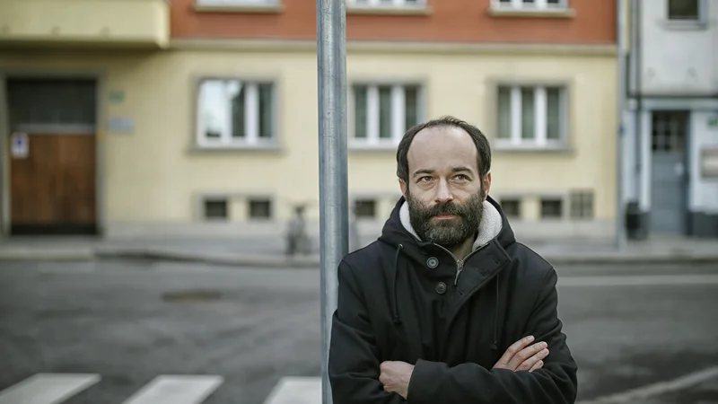 Fotografija: »Jaz sem ga lovil in on je bežal,« je režiser Matjaž Ivanišin opisal odnos s svojim fiktivnim junakom. Foto Blaž Samec