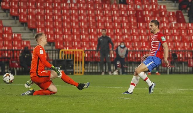 Roberto Soldado je iz protinapada podvojil prednost Granade. FOTO: Jon Nazca/Reuters