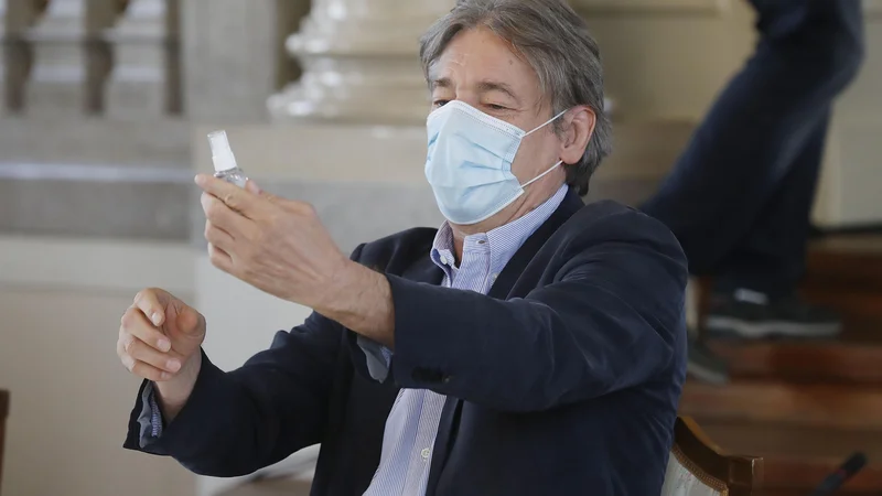 Fotografija: Koalicija ustavnega loka bo interpelacijo proti kulturnemu ministru Vasku Simonitiju vložila jutri opoldne. FOTO: Leon Vidic/Delo