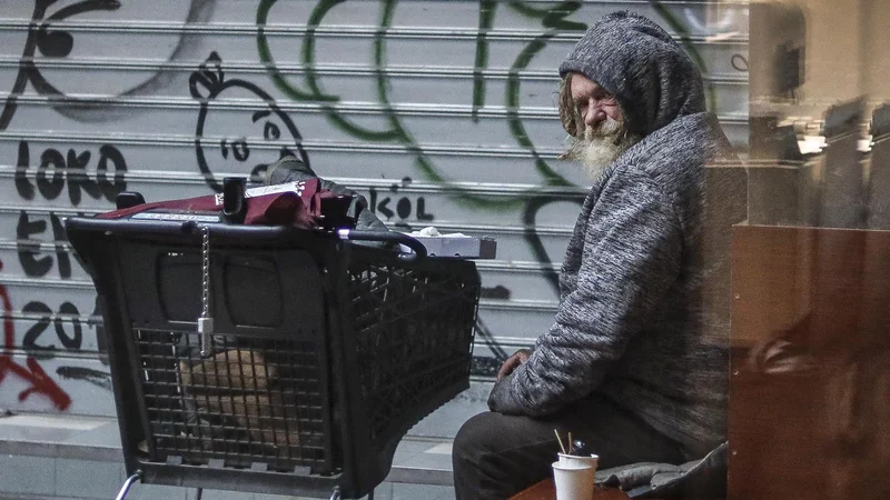 Fotografija: Vse bliže tveganju revščine so pri nas priseljenke, LGBTI-osebe in prekarni delavci, ki naj bi predstavljali že desetino zaposlenih. FOTO: Jože Suhadolnik/Delo