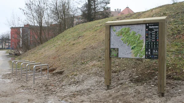 Fotografija: Občina je postavila vstopno informacijsko tablo pod Golovcem. FOTO: Nik Rovan/MOL