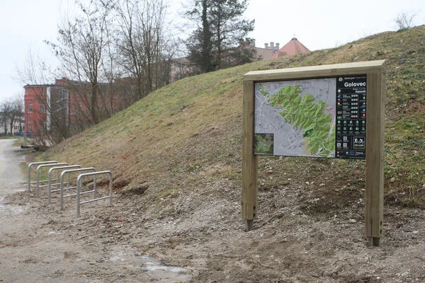 Občina je postavila vstopno informacijsko tablo pod Golovcem. FOTO: Nik Rovan/MOL
