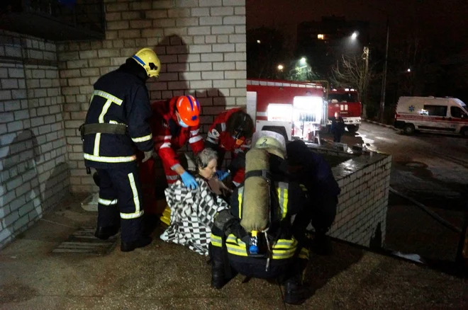 Evakuacija bolnikov iz goreče bolnišnice. FOTO:Via Reuters