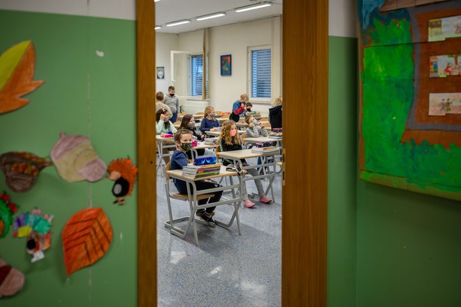 Epidemiologi so politiki predlagali odprtje šol za učence do 5. razreda v vseh slovenskih regijah in ukinitev omejitve gibanja na regije in občine. FOTO: Voranc Vogel/Delo