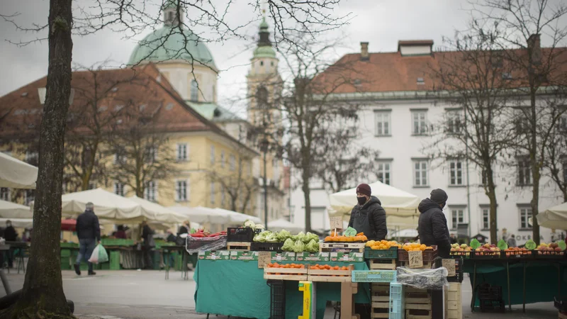 Fotografija: Glavna tržnica je bila vedno zelo priljubljeno stičišče druženja med prodajalci, meščani in obiskovalci prestolnice. Zaradi epidemije je slika v teh dneh precej drugčna. FOTO: Jure Eržen/Delo