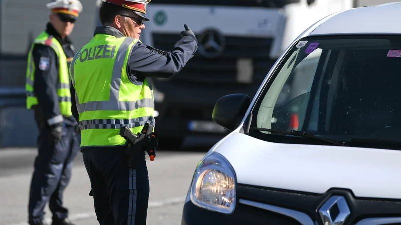 Fotografija: Glede tega, pod kakšnimi pogoji bodo čezmejni delavci iz Slovenije od srede lahko vstopali v Avstrijo, je še veliko nejasnega.
FOTO: Andreas Gebert/Reuters