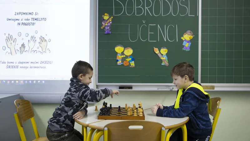 Fotografija: Šole so se v zadnjih tednih odpirale, zapirale, nekateri so šli v šole za le štiri dni. FOTO: Jože Suhadolnik/Delo