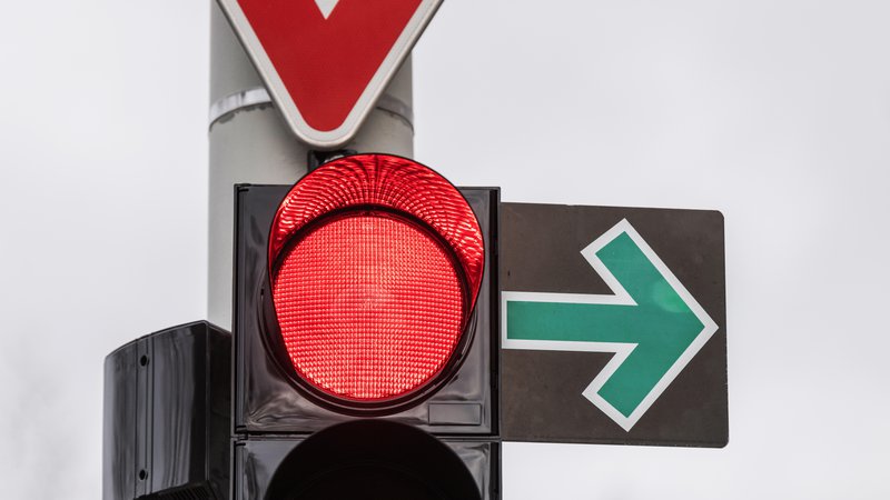 Fotografija: Primer znaka za zavijanje v desno pri rdeči luči v eni od držav, kjer to pravilo uporabljajo. Foto Shutterstock