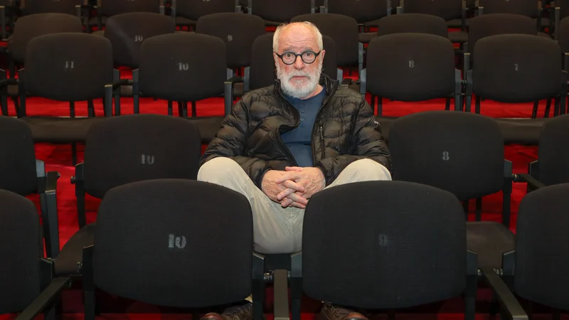 Fotografija: Janeza Hočevarja - Rifleta lahko vidimo tudi med igralsko sušo, na spletu v predstavi Optimisti in na televiziji v Primerih inšpektorja Vrenka. Foto Marko Feist