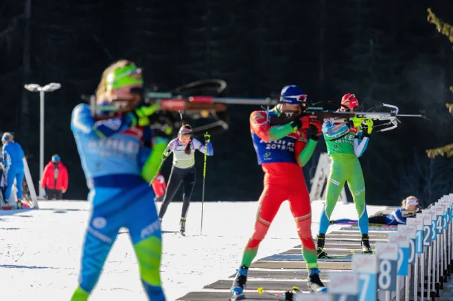 Od torka za naše biat­lonke in biatlonce pesti stiskamo pred televizijskimi sprejemniki. FOTO: Sloski Biatlon
