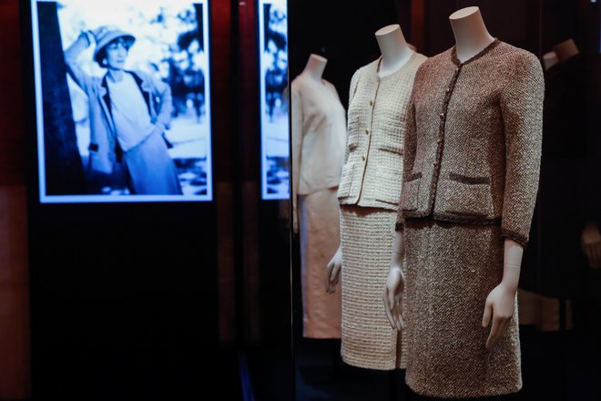 V pariški Palais Galliera je do sredine marca retrospektivna razstava Gabrielle Chanel, fashion manifesto. Foto Gonzalo Fuentes/Reuters
