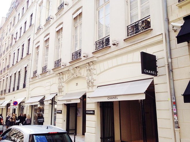 Prav te dni so splet preplavile fotografije prenovljenih salonov na pariški 31 rue Cambon, kjer je Gabrielle Chanel v začetku 20. stoletja odprla svoj butik. Foto Wikipedija