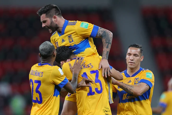 Francoz Andre-Pierre Gignac (na sredini) je zabil oba gola za Tigres. FOTO: Karim Jaafar/AFP