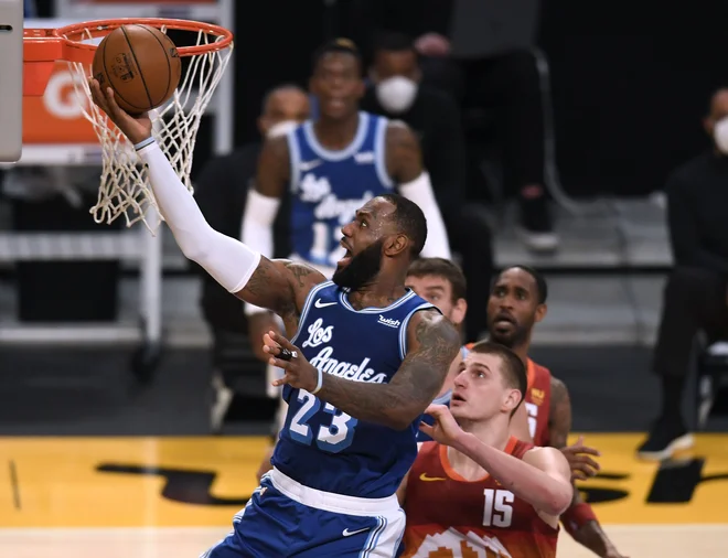 LeBron James je imel največ zaslug za tretjo zaporedno zmago Los Angelesa. FOTO: Harry How/AFP
