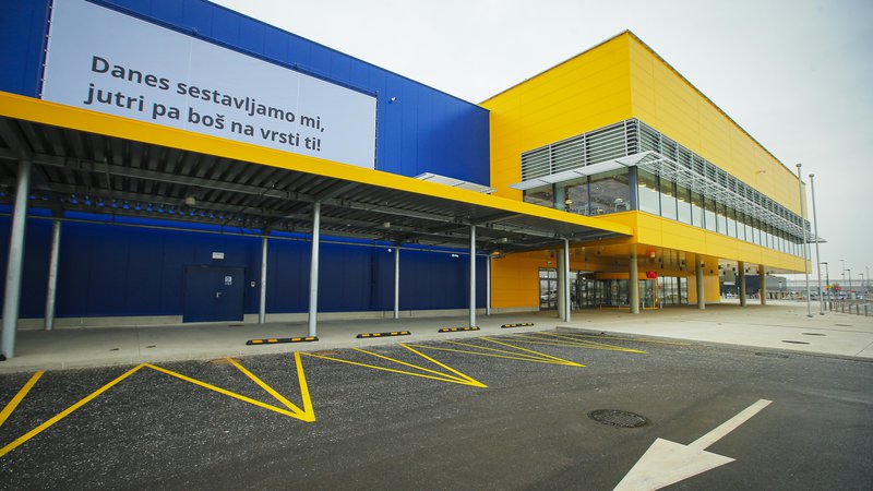 Fotografija: Poslovanje družbe Ikea v Sloveniji bo organizirano v skladu s strogimi zaščitnimi ukrepi. FOTO: Jože Suhadolnik/Delo