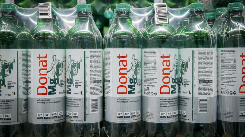Fotografija: V Atlantic grupi že nekaj let opažajo trend zmanjševanja povpraševanja po stekleni embalaži v korist plastične. FOTO: Jože Suhadolnik/Delo