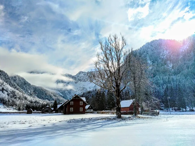 Rdeča hiša na Jezerskem. FOTO: Miroslav Cvjetičanin