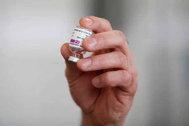 V Sloveniji je posvetovalna skupina za cepljenje pri Nacionalnem inštitutu za javno zdravje prav danes izdala priporočilo, da se cepivo AstraZenece proti covidu-19 uporablja pri osebah, starih med 18 in 64 let. FOTO: Peter Cziborra/Reuters