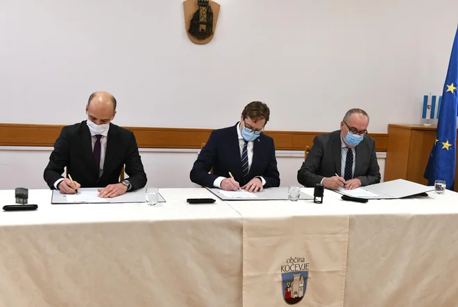Danes so v Kočevju podpisali pogodbo za gradnjo 16-oddelčnega vrtca, za katerega lokalna skupnost pričakuje tudi finančno pomoč države. Na fotografiji v maskah od leve Martin Gosenca (podjetje CGP), dr. Vladimir Prebilič (župan občine Kočevje) in Srečko Barbič (Lokainženiring). FOTO: Občina Kočevje