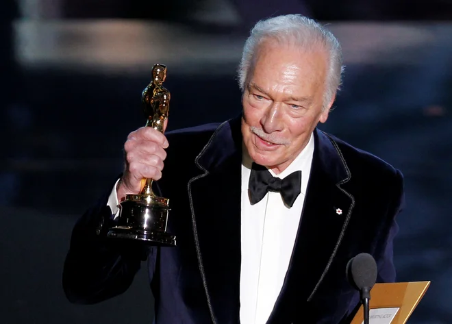 »Kje si bil celo moje življenje?« se je ob prejemu oskarja leta 2012 pošalil Christopher Plummer. Tedaj je v starosti 82 let postal najstarejši igralec, ki je kdaj osvojil to nagrado. FOTO: Gary Hershorn Reuters