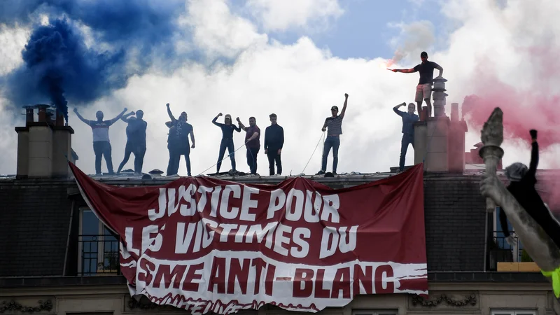 Fotografija: Generacija identitete hoče šokirati javnost s skrajnodesničarskimi slogani. Foto Anne-Christine Poujoulat/AFP