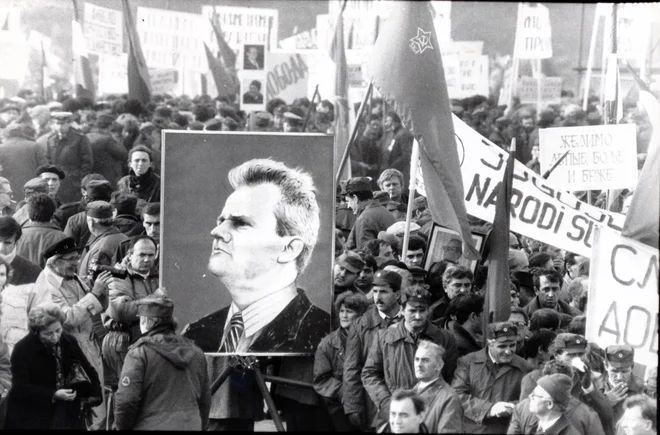 Mitingi »resnice« so bili v Beogradu zelo pogosti. Foto Tone Stojko