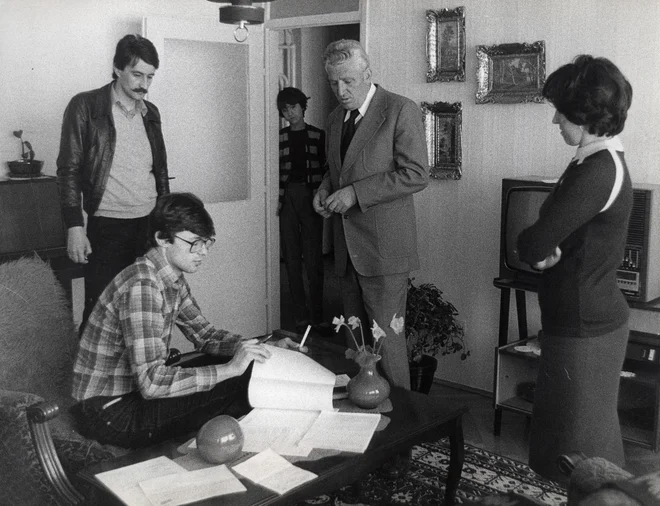 Popisa prebivalstva statistični urad od 2011 ne dela več z neposrednim zbiranjem podatkov na terenu, kakor ga prikazuje prizor na fotografiji. Fotodokumentacija Dela