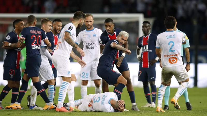 Fotografija: Že septembra je bilo vroče na tekmi med PSG in OM v Parizu, sodnik je pokazal pet rdečih kartonov, če jutri v Marseillu ne bo nobenega, bo to resnično čudež. FOTO: Gonzalo Fuentes/Reuters