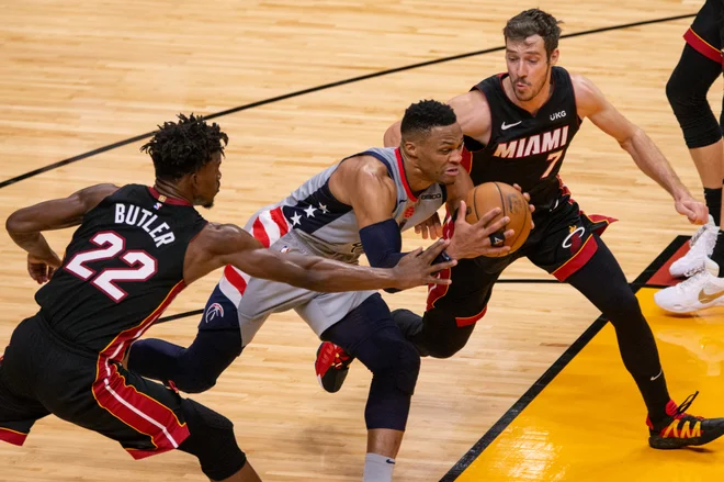 Goran Dragić (desno) je takole pokrival tudi Russlla Westbrooka. FOTO: Sam Navarro/Usa Today Sports