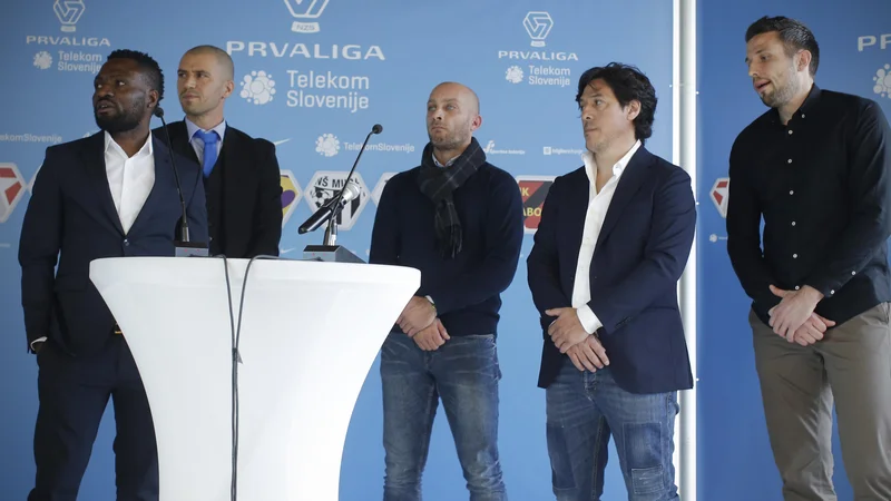 Fotografija: Dejan Grabić (drugi z leve) bo danes lovil prve letošnje točke na klopi Brava, Mauro Camoranesi (drugi z desne) se namesto na klopi Maribora ta čas nahaja v karanteni. FOTO: Jure Eržen