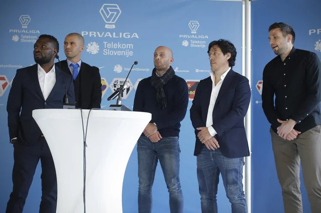 Dejan Grabić (drugi z leve) bo danes lovil prve letošnje točke na klopi Brava, Mauro Camoranesi (drugi z desne) se namesto na klopi Maribora ta čas nahaja v karanteni. FOTO: Jure Eržen
