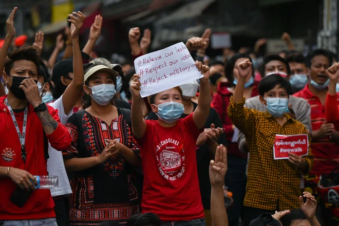 Samo na shodu pred univerzo v največjem burmanskem mestu Rangun se je zbralo okoli 3000 mladih. FOTO: Ye Aung Thu/Afp