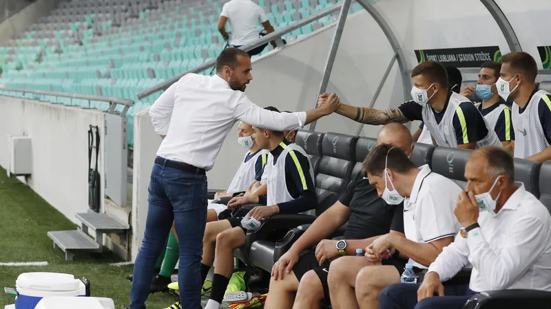 Fotografija: Najprej je Milan Mandarič odslovil trenerja Dina Skenderja, ki je bil preko brata prav tako del hrvaškega menedžerskega lobija pri Olimpiji, potem so odšli še drugi njegovi rojaki Dino Skender. FOTO: Leon Vidic/Delo
