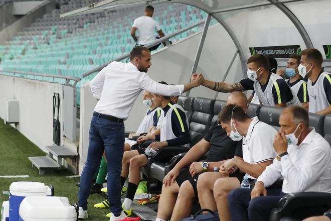 Najprej je Milan Mandarič odslovil trenerja Dina Skenderja, ki je bil preko brata prav tako del hrvaškega menedžerskega lobija pri Olimpiji, potem so odšli še drugi njegovi rojaki&nbsp; Dino Skender. FOTO: Leon Vidic/Delo