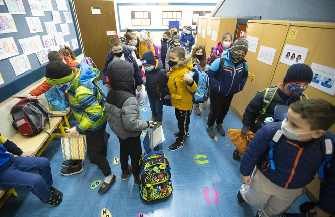 Malico bi učenci zaužili v učilnicah. FOTO: Jože Suhadolnik/Delo