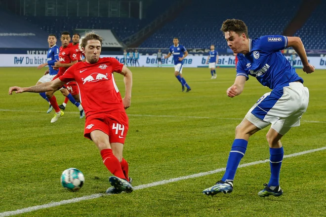 Leipzig je s Kevinom Kamplom (levo) prepričljivo osvojil točke v Gelsenkirchnu. FOTO: Leon Kügeler/AFP