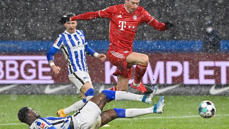 Fotografija: Ko je Robert Lewandowski takole prodiral proti vratom Herthe, si pri Bayernu še niso mislili, kakšne težave jih čakajo v nemškem glavnem mestu po tekmi ... FOTO: John Macdougall/AFP