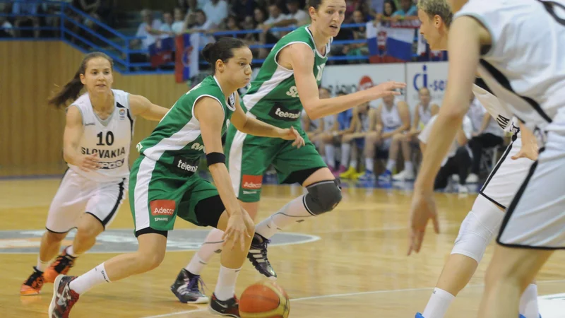 Fotografija: Nika Barič in Teja Oblak sta vnovič prispevali pomemben delež k novemu uspehu slovenske ženske košarke. FOTO: KZS