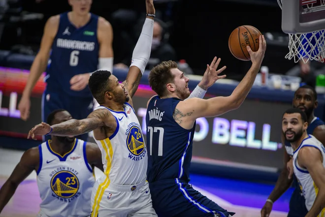 Luka Dončić (z žogo) je bil najzaslužnejši, da je zmaga ostala v Dallasu. FOTO: Jerome Miron/Usa Today Sports