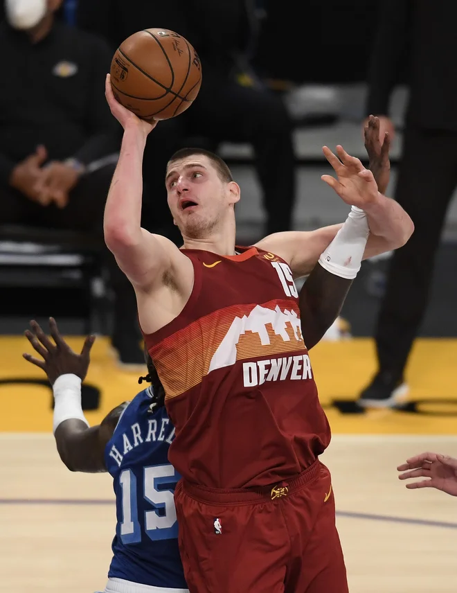 Nikola Jokić kljub sijajni predstavi ni mogel preprečiti poraza moštva Denver Nuggets proti Sacramentu Kings. FOTO: Harry How/AFP